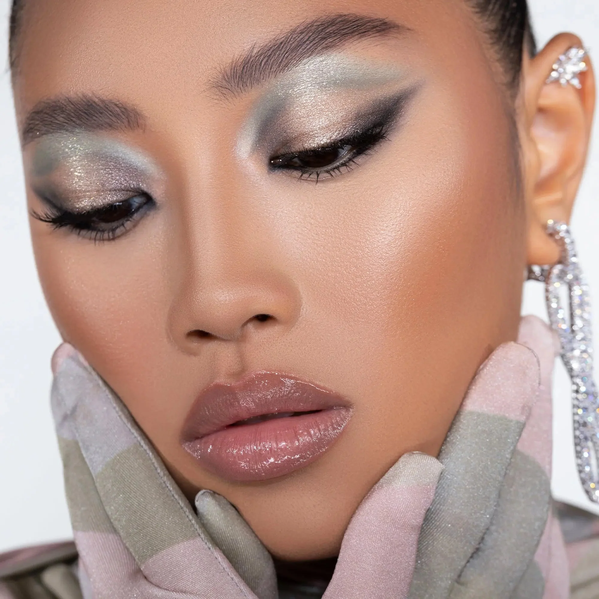 RETRO GLAM EYESHADOW PALETTE - Image 2